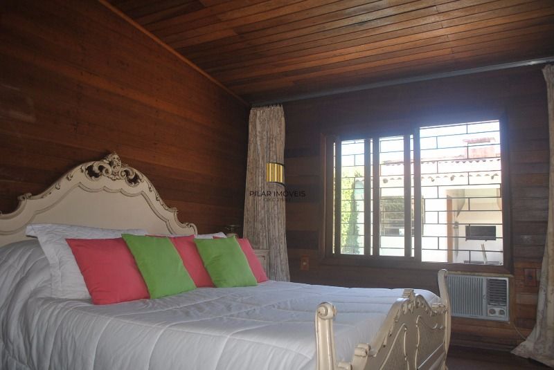 Casa para Venda - 250m², 3 dormitórios, 4 vagas - Serraria