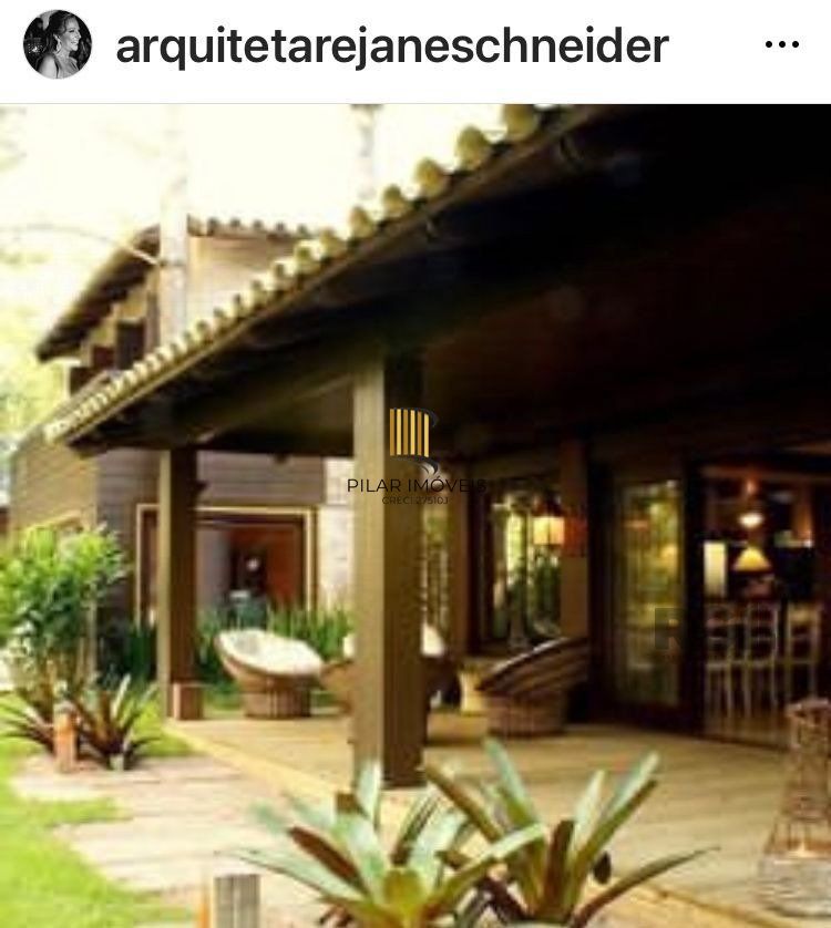 Casa com  griffe, no Condomínio Carmel, no coração do litoral norte, juntinho à Central de Atlântida,  entre bosques e ares de serra.
