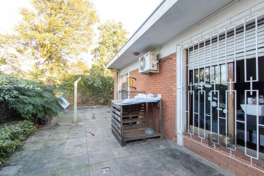 Casa em condomínio que possui  3 dormitórios, sendo 1suíte, lavabo, escritório, possibilidade de um 4 dormitório,