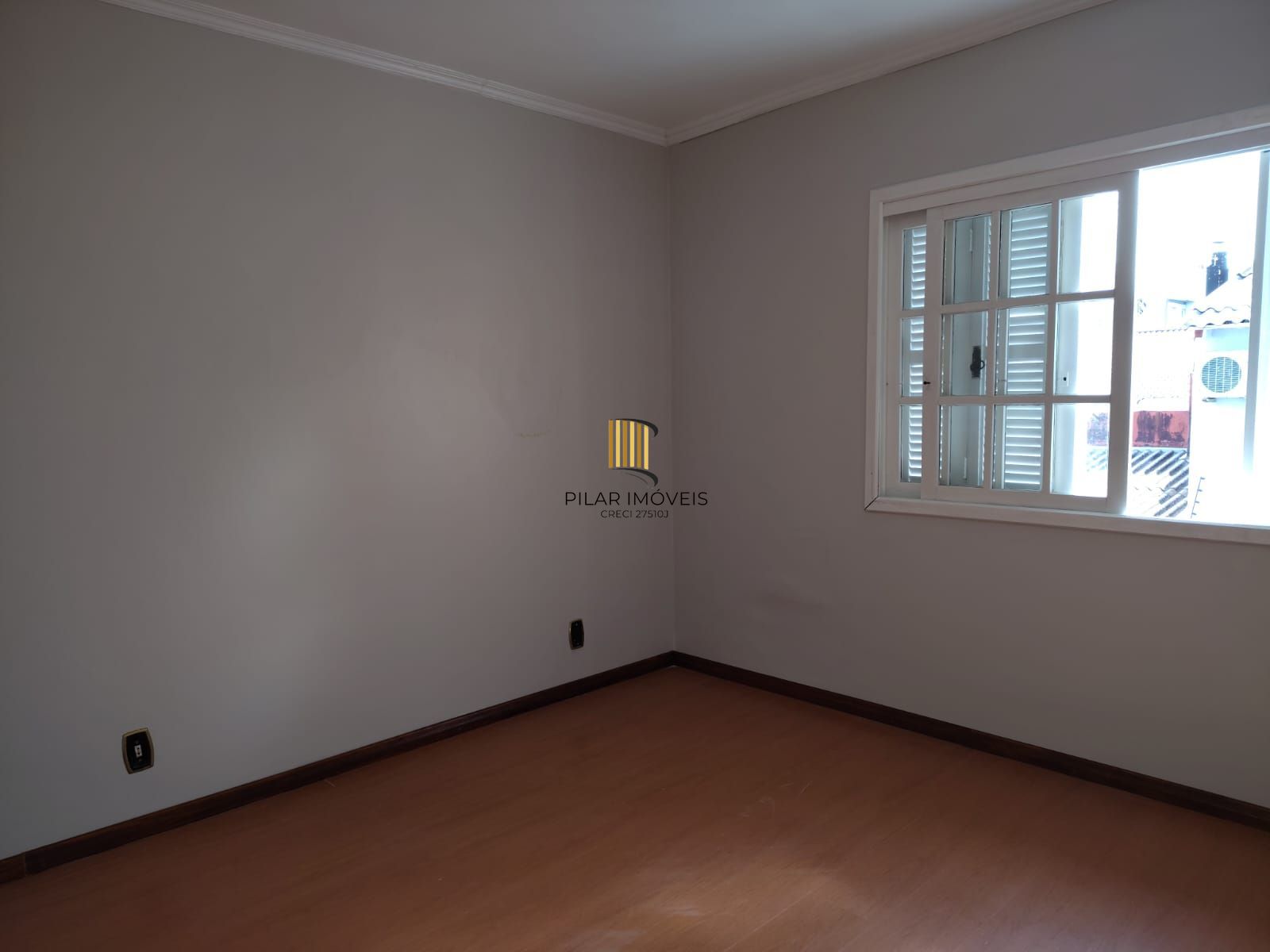 Casa de alvenaria, com 3 quartos, 1 suíte e 3 vagas de garagem.
