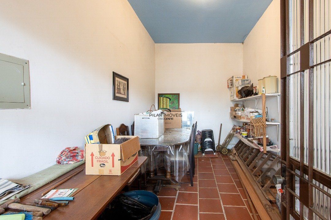 Casa térrea, 2 quartos, 2 vagas, edicula com 1 quarto e um banheiro - Bairro Tristeza