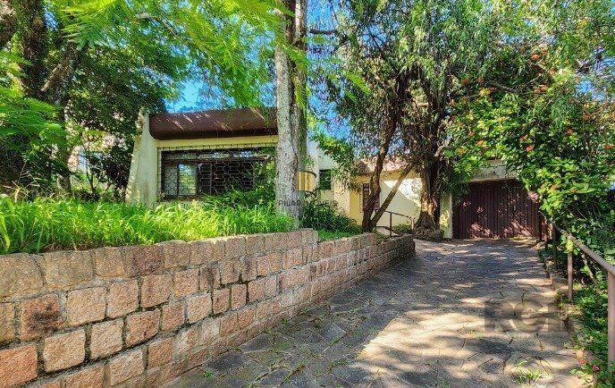 casa à venda no bairro Menino Deus em Porto Alegre. Com 160m² de área privativa