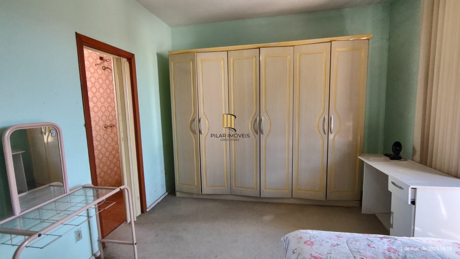 Apartamento de 4 dormitórios, 2 suítes, living amplo e arejado com sacada.