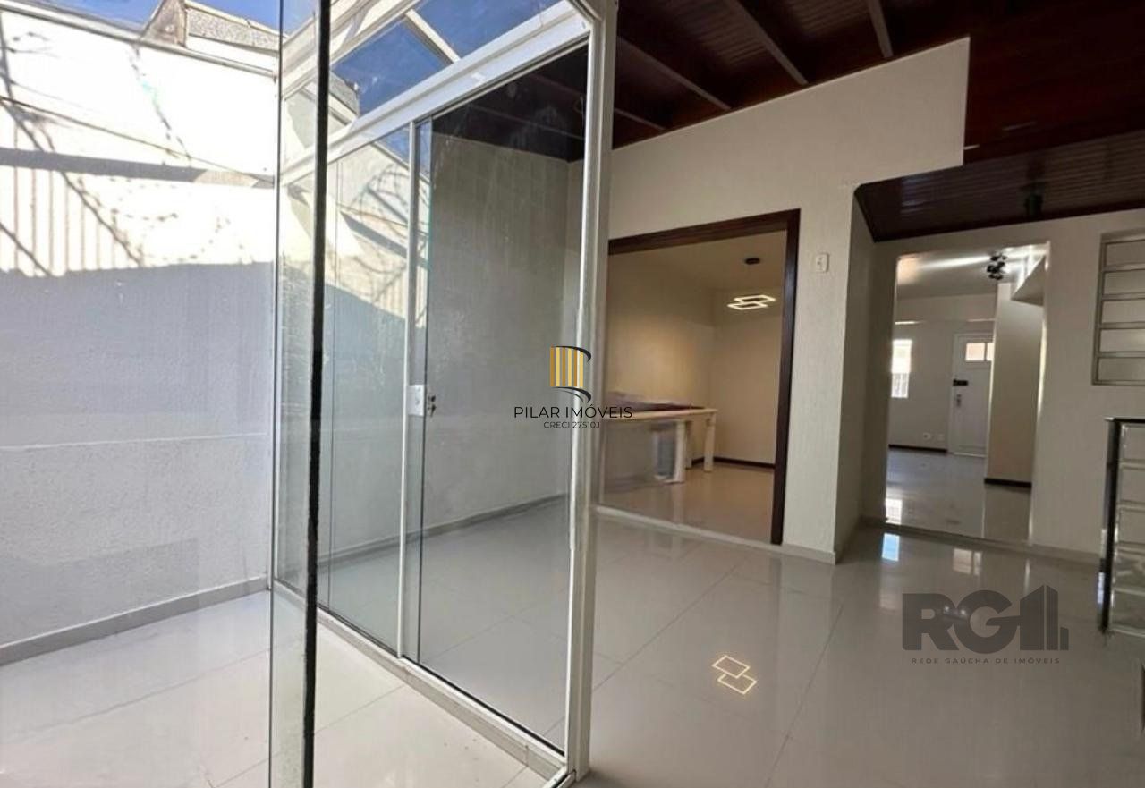 Sobrado em condomínio no Sarandi com 3 quartos e 1 vaga