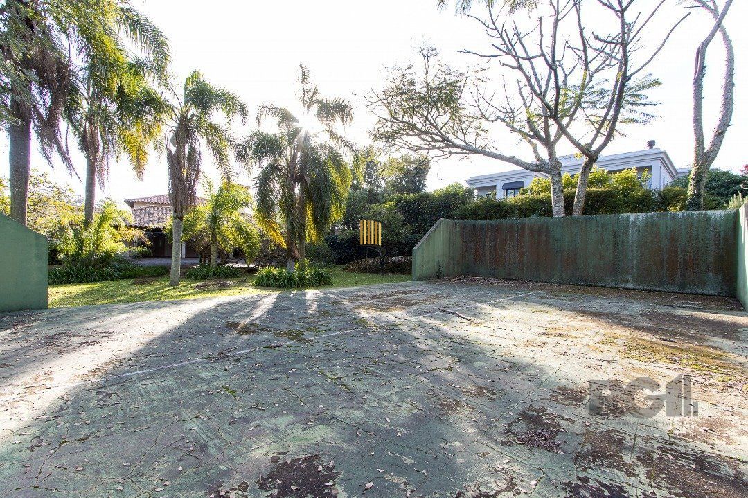 Casa Condomínio a Venda - 880m², 5 dormitórios, sendo 2 suítes, a master com lareira, 4 vagas - Cavalhada