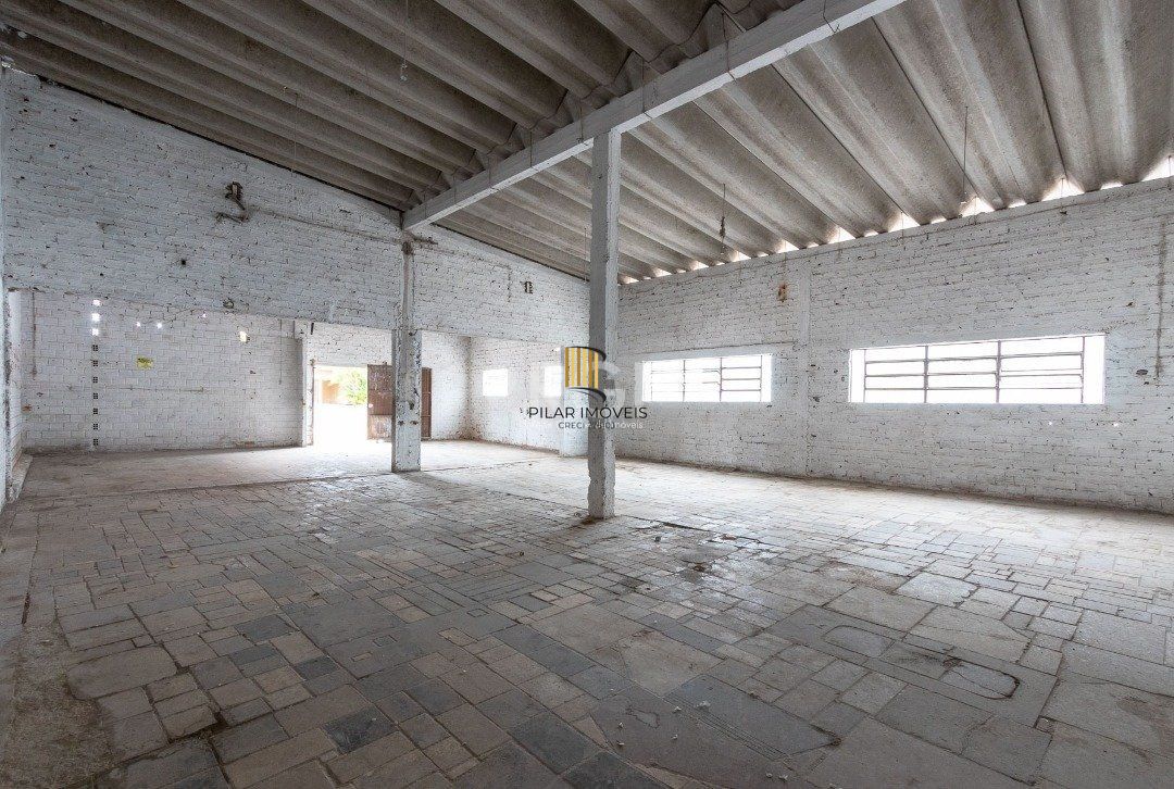 Pavilhão com área construída de cerca de 900m²