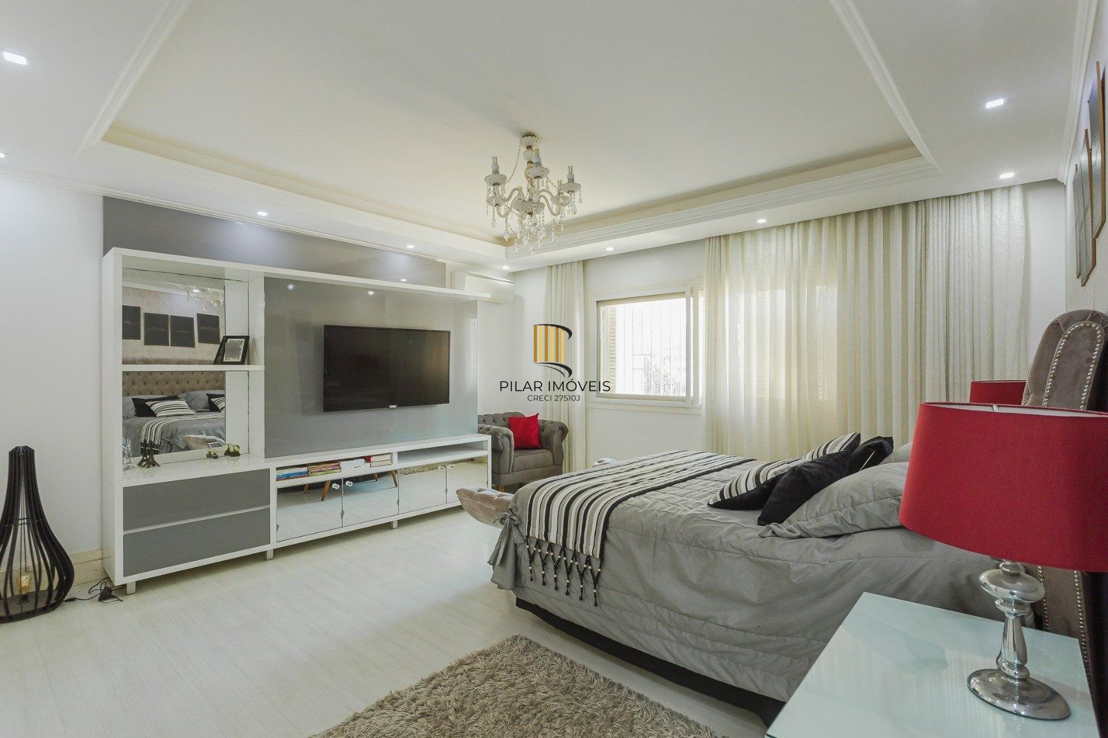 Casa Imponente com 5 Dormitórios (3 Suítes) no Bairro Chácara das Pedras