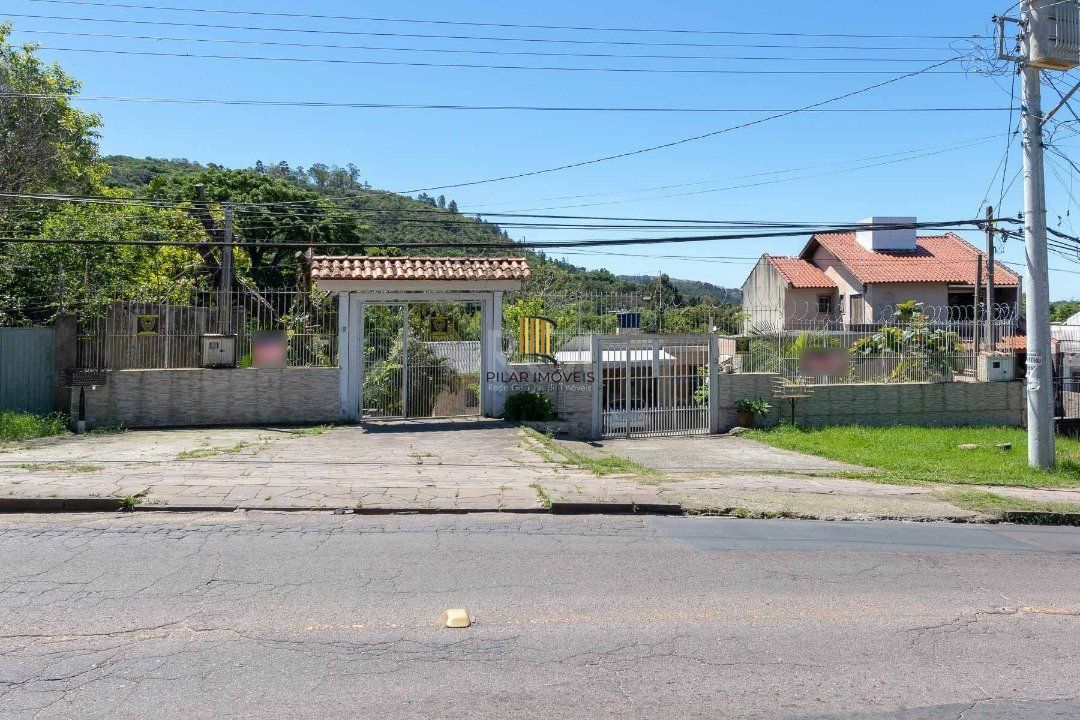 Casa para Venda - 370m², 4 dormitórios, sendo 1 suites, 6 vagas - Lomba do Pinheiro