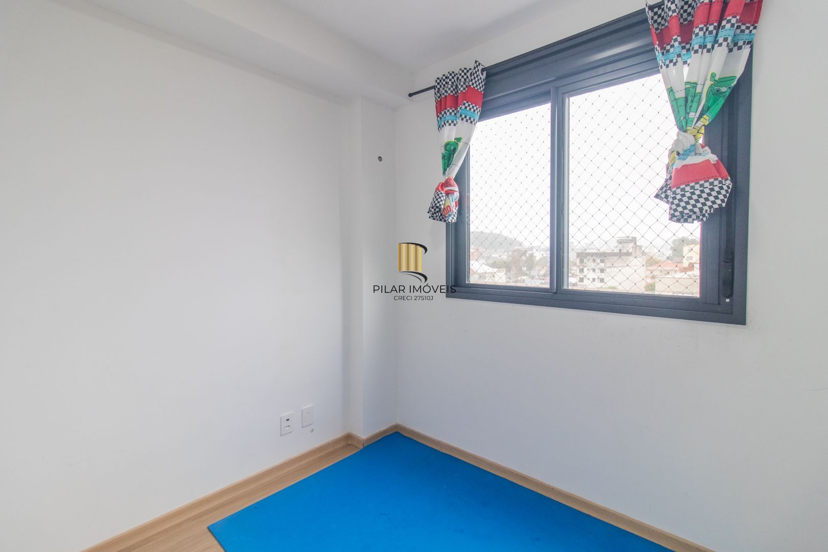 APARTAMENTO SEMIMOBILIADO 2 DORMITÓRIOS SENDO 1 SUÍTE E 1 VAGA ESCRITURADA
