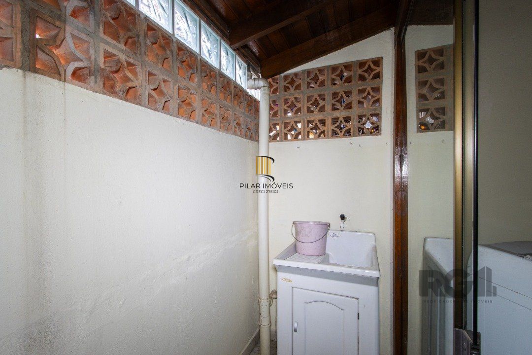 Casa em Condomínio na Zona Sul, no bairro Hípica, com 2 dormitórios, living para dois ambientes, cozinha mobiliada, lavabo