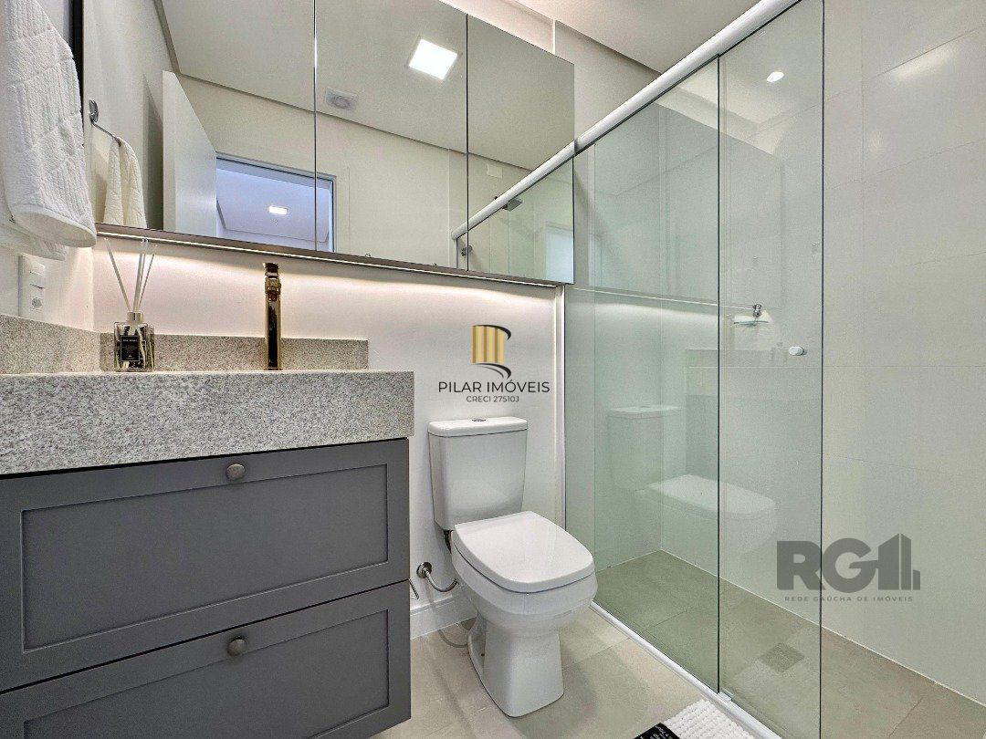 Com 03 suítes, lavabo, e totalmente mobiliado e decorado,