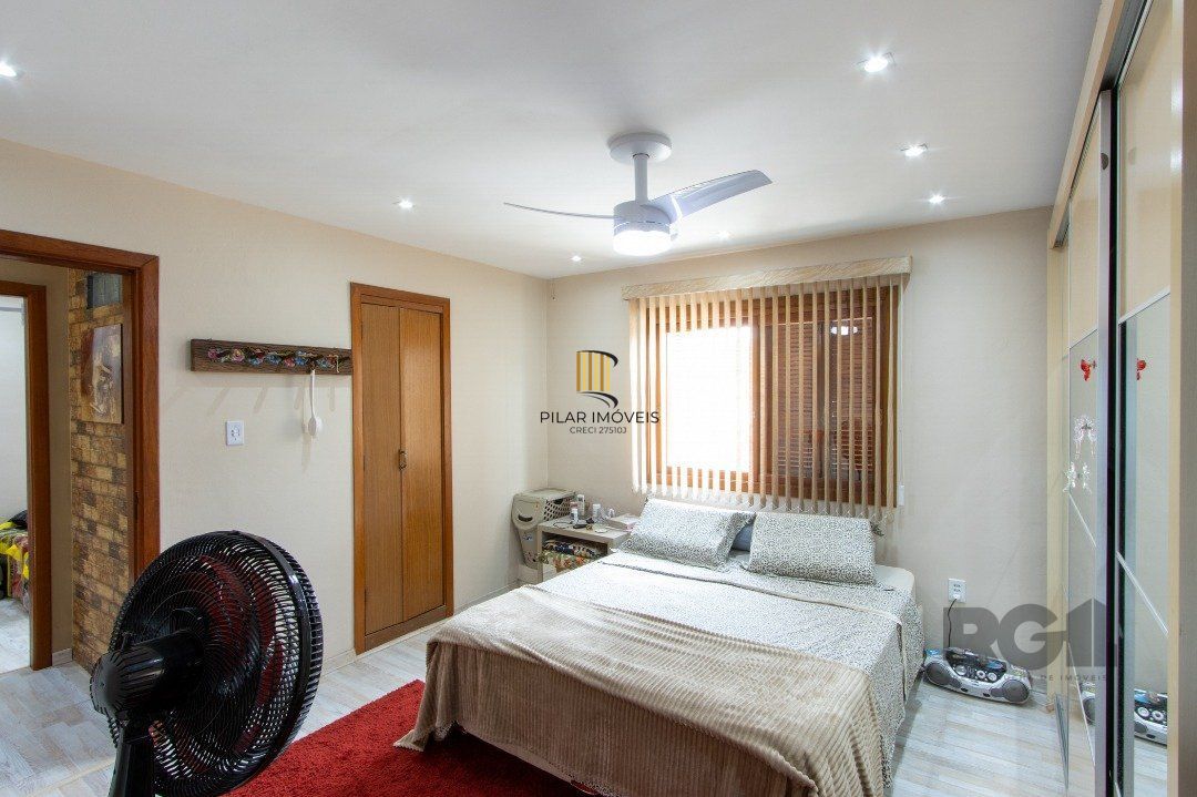 Sobrado, 3 quartos, 2 banheiros, pátio, 2 vagas, piscina - Bairro Vila Nova