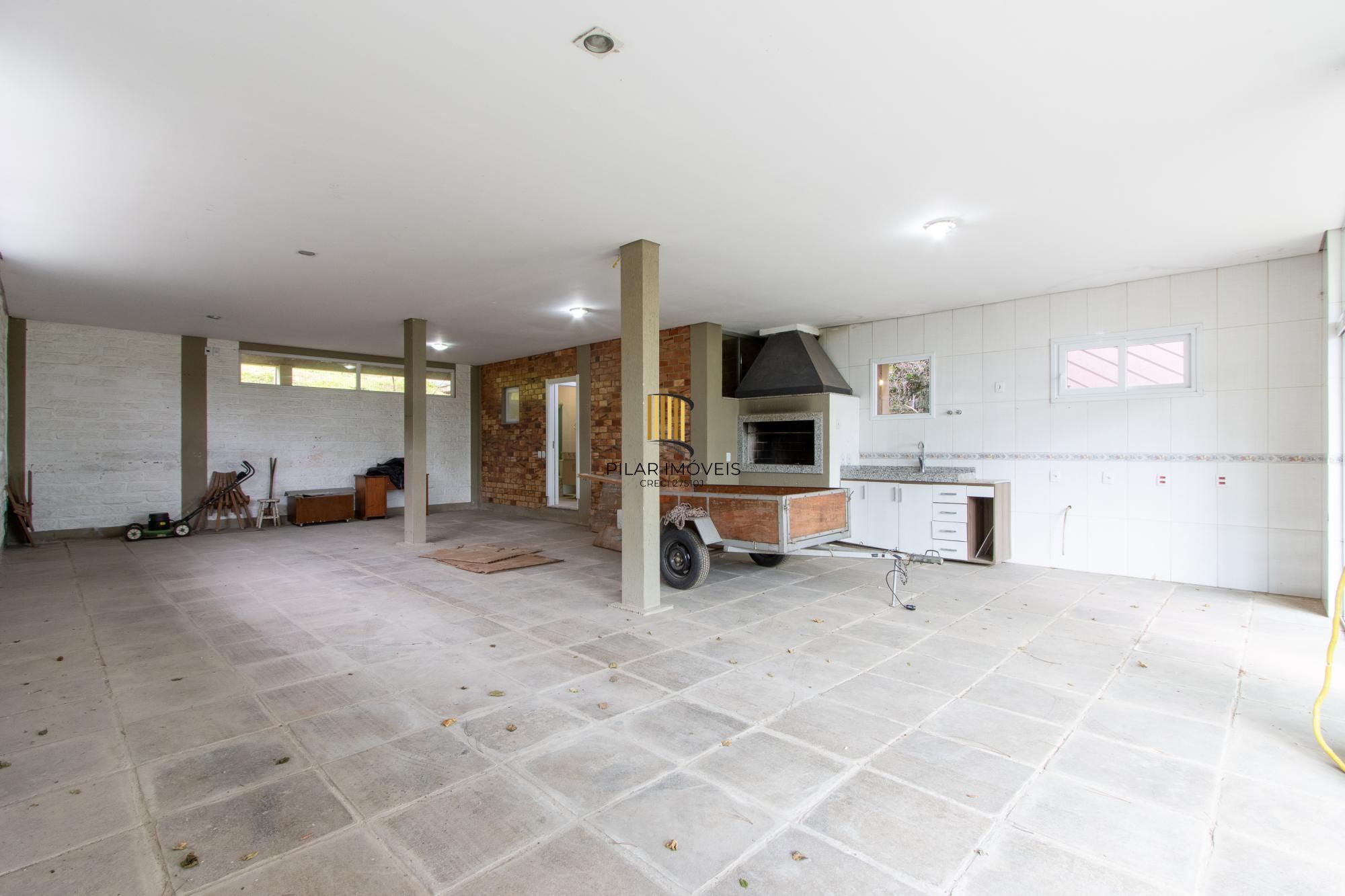 Casa de alvenaria, com 3 dormitórios, 1 suíte, living, cozinha, lavanderia, churrasqueira, banheiro social, pátio e 4 vagas de garagem.