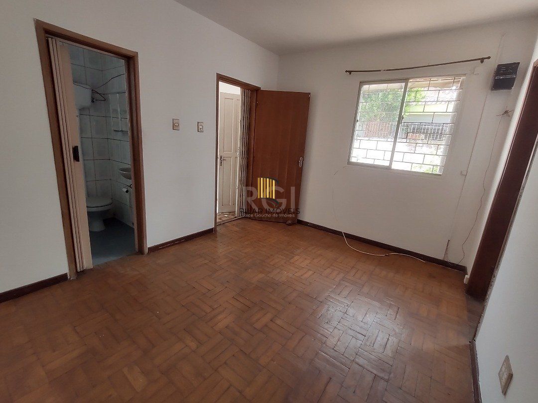 Casa à venda com 3 quartos, 1 vaga e pátio - Bairro Medianeira