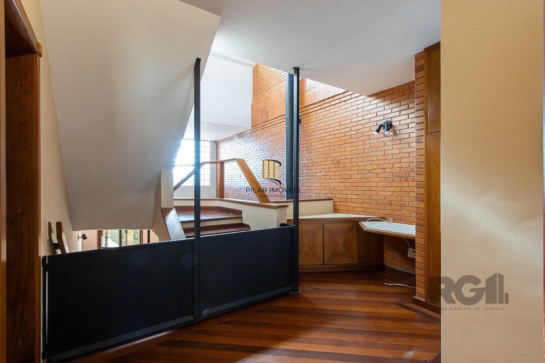 Excelente casa de 3 andares em condomínio fechado