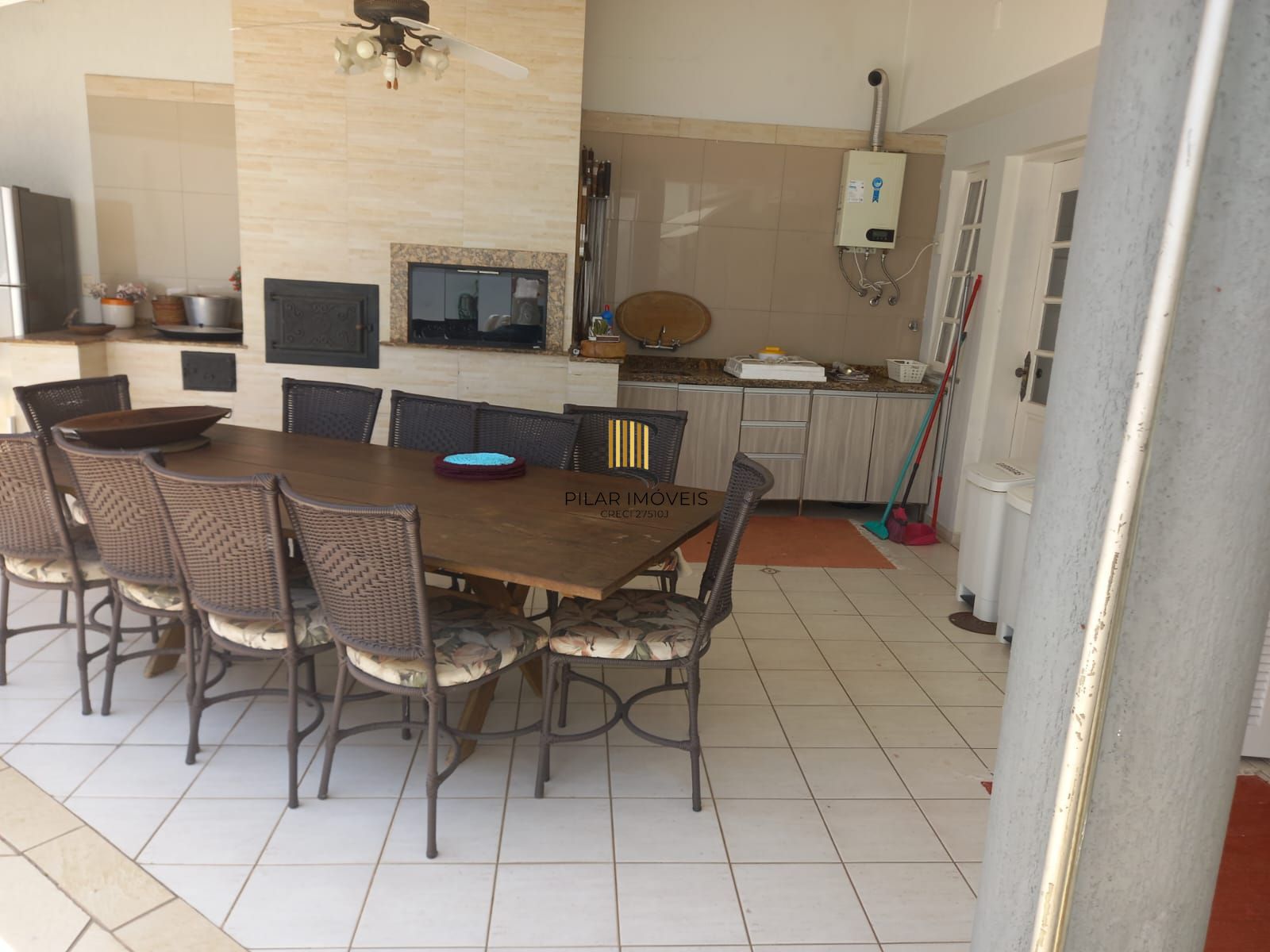 Vende-se sobrado com 5 quartos (3 suítes), 428m² e 3 vagas – Alto Petrópolis