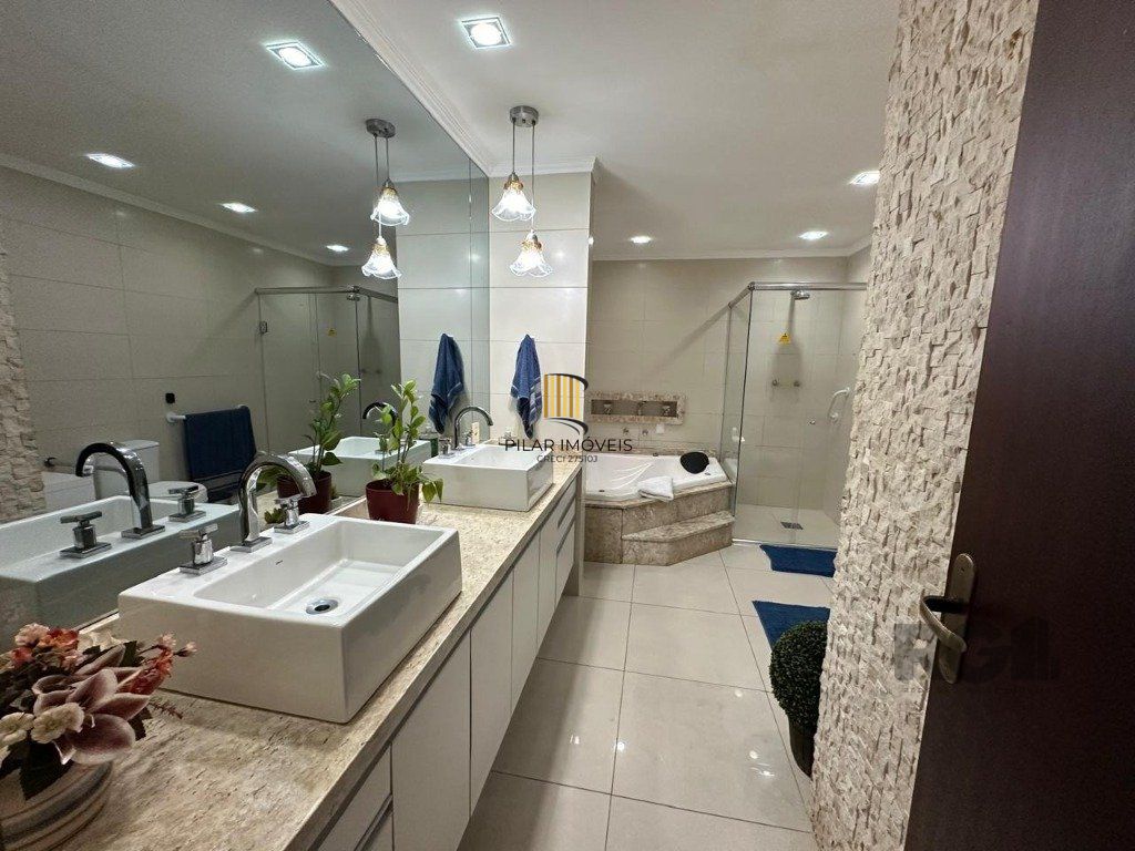 Vende-se ampla casa 3 quartos com hidro, 2 vagas, living com ladeira e salão de festas com churrasqueira - 260m² - Medianeira