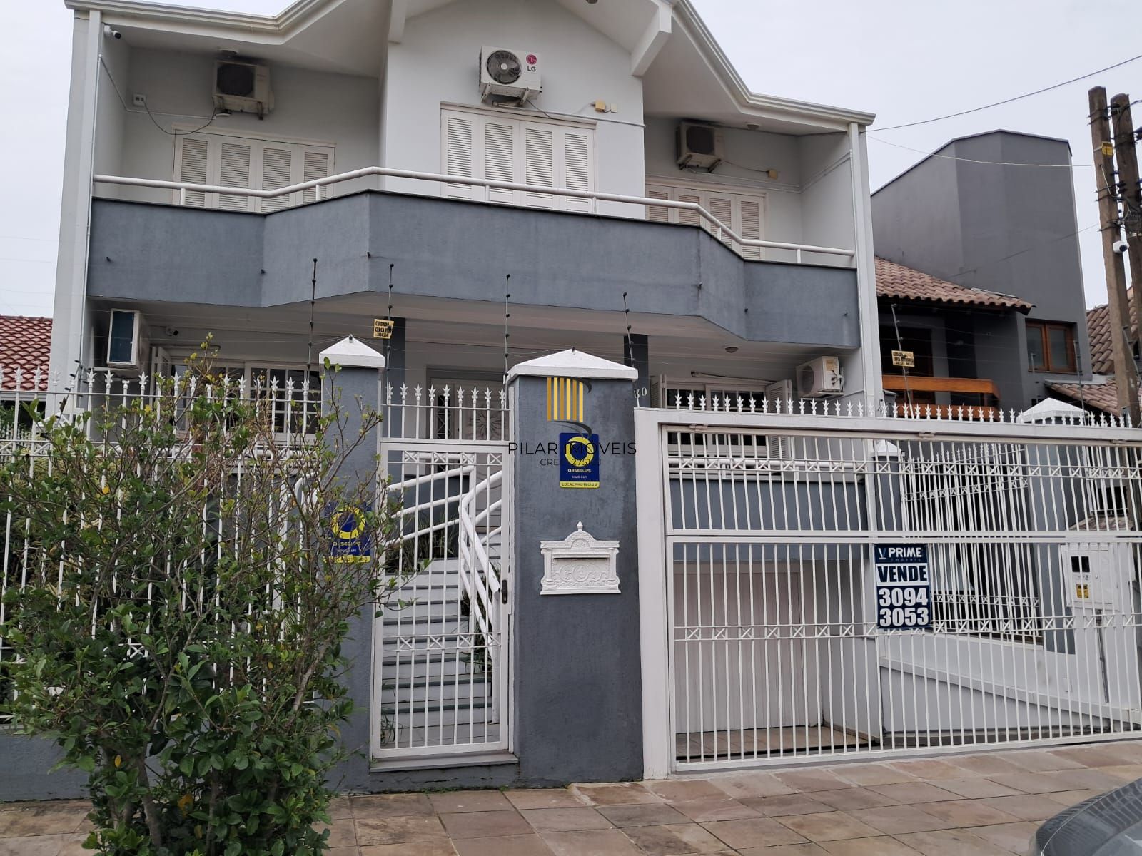 Vende-se sobrado com 5 quartos (3 suítes), 428m² e 3 vagas – Alto Petrópolis