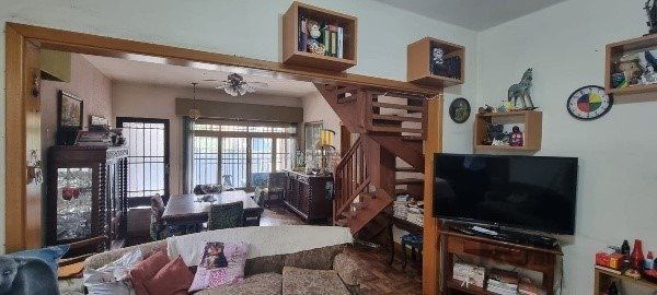Vende-se ampla casa 6 quartos, 2 suítes, 5 vagas de garagem, churrasqueira e duas entradas individuais - 360m² - Chácara das Pedras