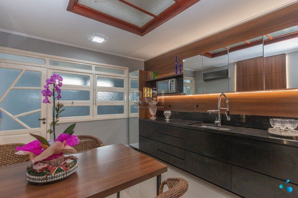 Casa para Venda - 240m², 3 dormitórios, sendo 1 suites, 3 vagas - Partenon