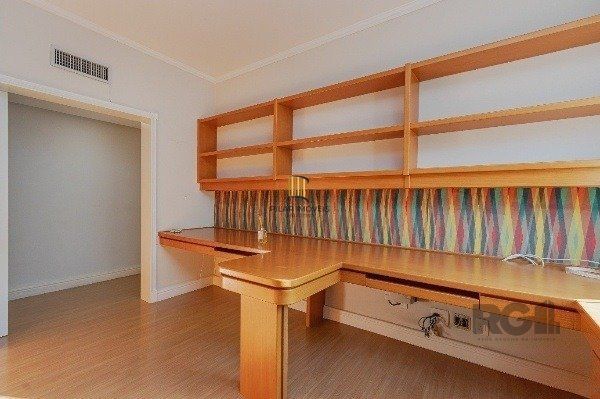 Vende-se luxuoso apartamento 3 quartos c/ suíte, dependência de empregada, gabinete, 2 vagas cobertas - 283m² - Moinhos de Vento