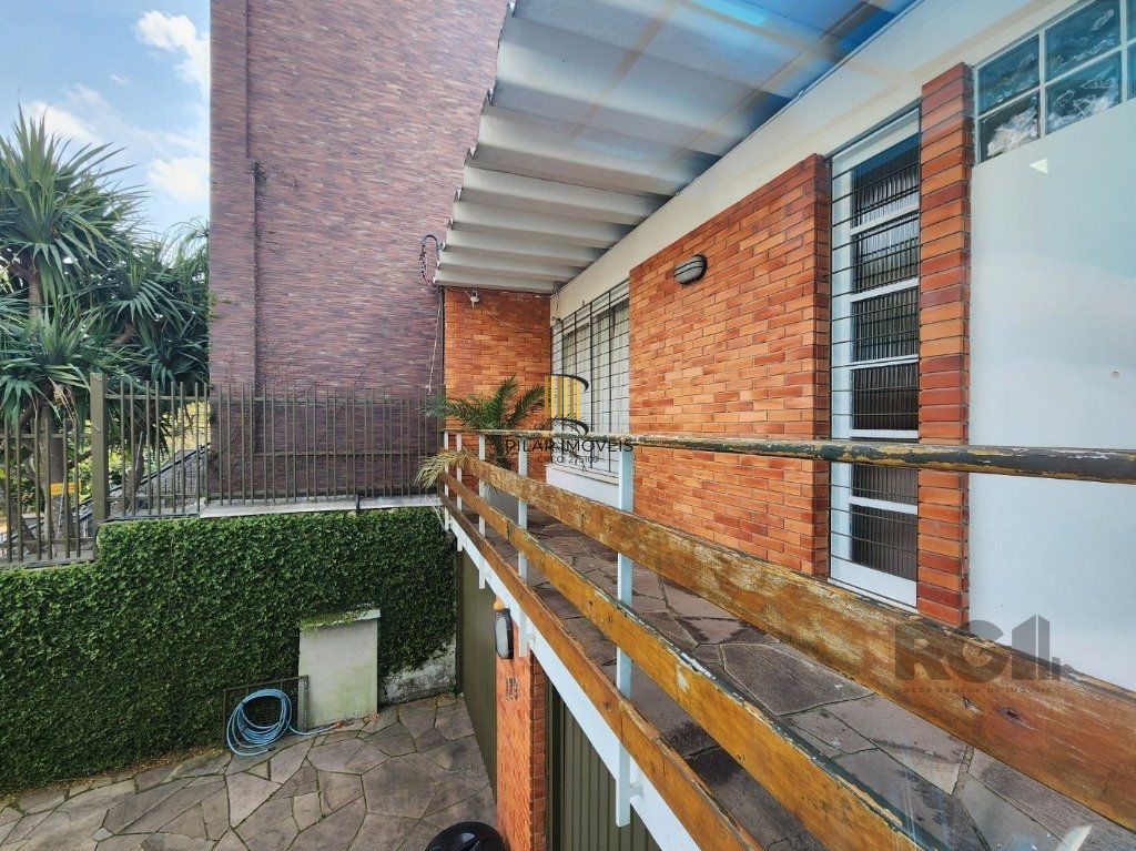 Vende-se excelente cada 3 quartos com suíte, 4 vagas, anexo comn salão de festas, podendo ser usada para fins comerciais - 255m² - Chácara das Pedras