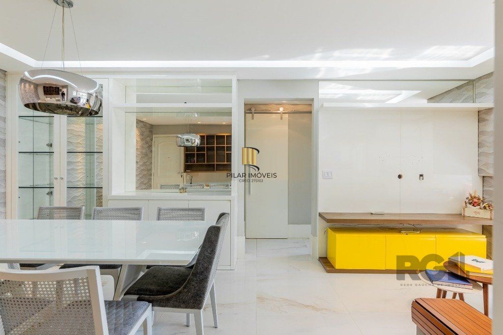 Vende-se excelente apartamento 2 quartos c/ 2 suítes, 2 vagas, living com lareira, sacada e churrasqueira - 98m² - Auxiliadora