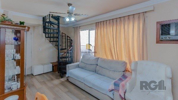 Vende-se excelente cobertura 2 quartos com suíte, 3 vagas de garagem com 156m² no Petrópolis
