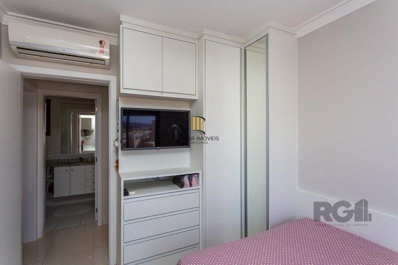 Apartamento 2 dormitórios, 1 suíte, 2 vagas no Bairro Petrópolis