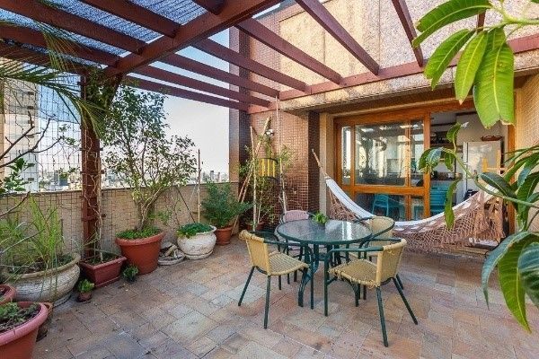 Vende-se luxuosa cobertura 329m² com 3 suítes e 3 vagas de garagem no Petrópolis