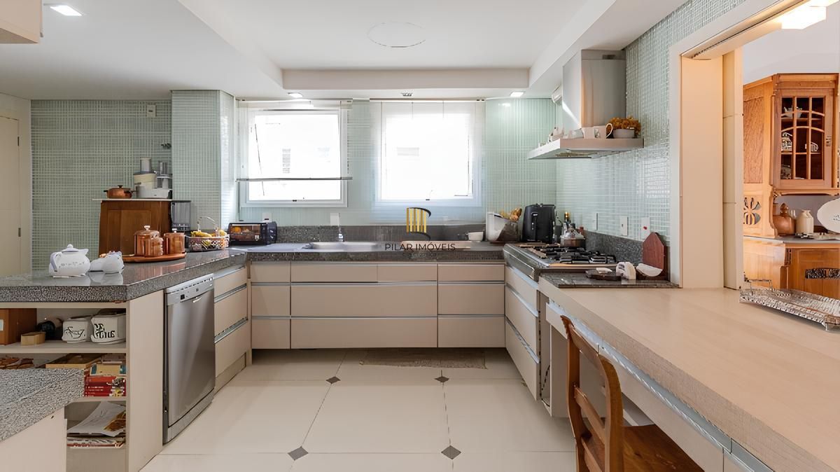 Vende-se ampla cobertura com 3 suítes, 3 vagas e 261 m² - Bela Vista