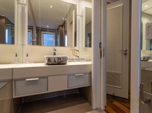 Vende-se amplo apartamento luxuoso 3 suítes e 3 vagas, hidro, mobiliado, dependência completa - 221m² - Bela Vista