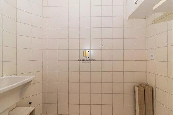 Vende-se apartamento semi-mobiliado de 2 quartos - Menino Deus