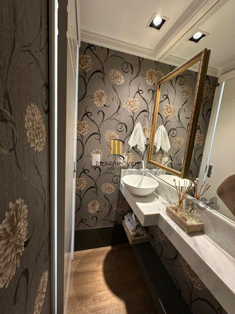 Vende-se luxuoso apartamento com 3 suítes, 2 vagas, lareira no bairro Rio Branco com 133m²