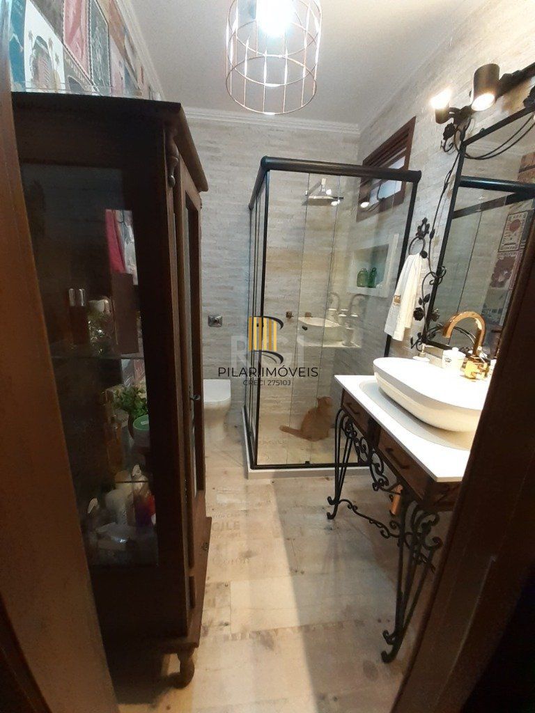 Casa 3 dormitórios, 2 suítes, 4 vagas, 257,52 m² de área privativa, no Bairro Ipanema
