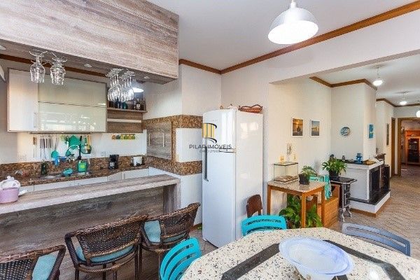 Vende-se luxuosa cobertura 329m² com 3 suítes e 3 vagas de garagem no Petrópolis