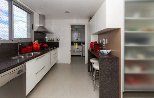 Vende-se amplo apartamento de 195m², 3 Suítes, 3 Vagas, localizado no bairro Bela Vista