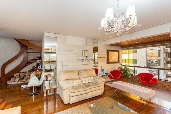 Vende-se luxuosa cobertura 329m² com 3 suítes e 3 vagas de garagem no Petrópolis