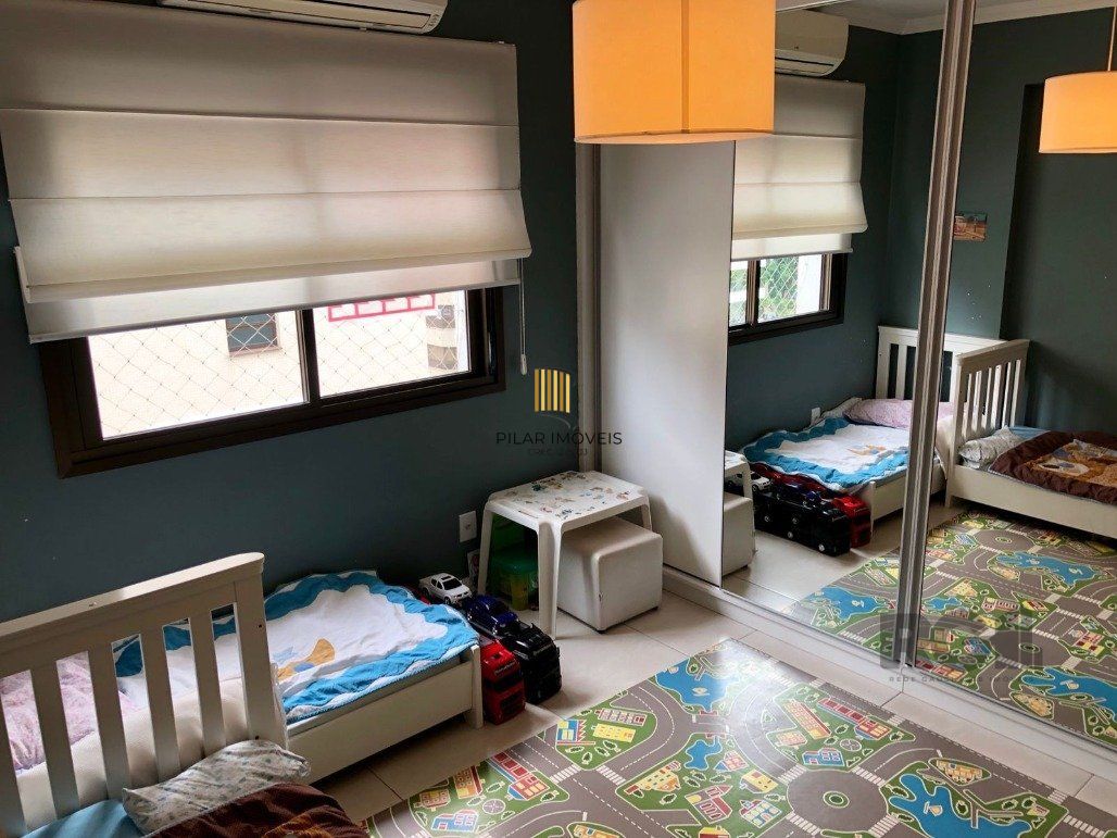 Vende-se apartamento mobiliado, 2 quartos, 1 suíte, 2 vagas - Petrópolis