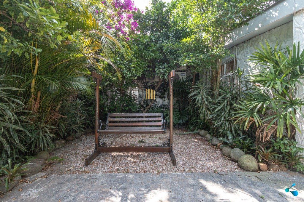Casa para Venda - 240m², 3 dormitórios, sendo 1 suites, 3 vagas - Partenon