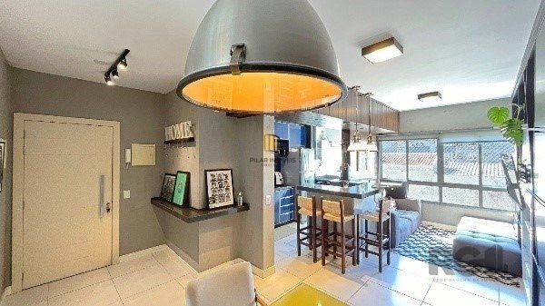 Elegante Apartamento Mobiliado com Suíte, Churrasqueira e 1 Vaga no Menino Deus - 73m²