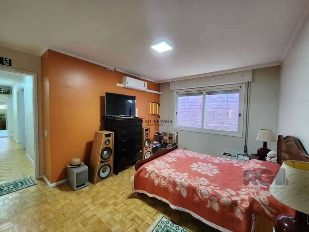 Vende-se excelente cada 3 quartos com suíte, 4 vagas, anexo comn salão de festas, podendo ser usada para fins comerciais - 255m² - Chácara das Pedras