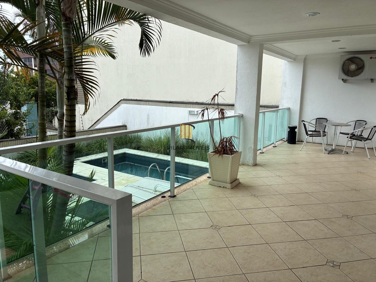 Vende-se amplo apartamento 3 quartos com suíte e 2 vagas no Menino Deus  - 158,4m²