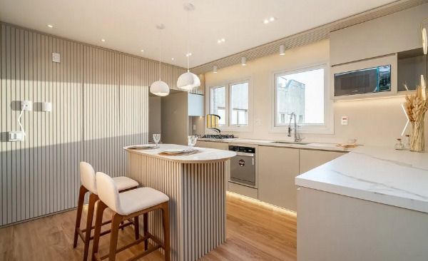 Vende-se luxuosa cobertura com 270m²- 3 suítes, 3 vagas e piscina no Auxiliadora