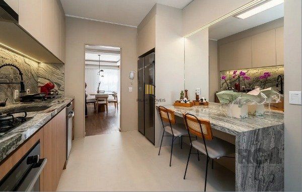 Vende-se apartamento 3 quartos com suíte e duas vagas - 134m² - Moinhos de Vento