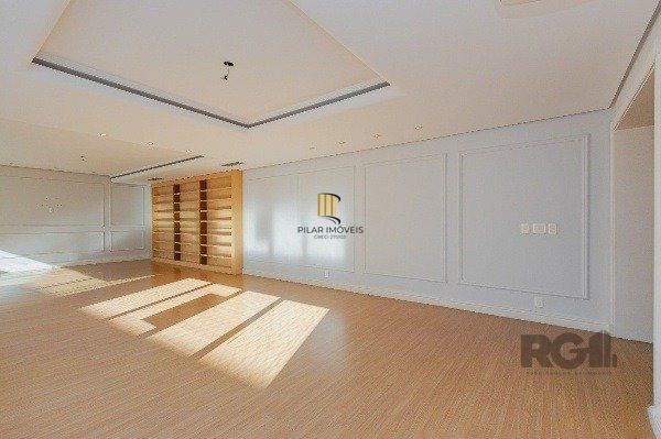 Vende-se luxuoso apartamento 3 quartos c/ suíte, dependência de empregada, gabinete, 2 vagas cobertas - 283m² - Moinhos de Vento