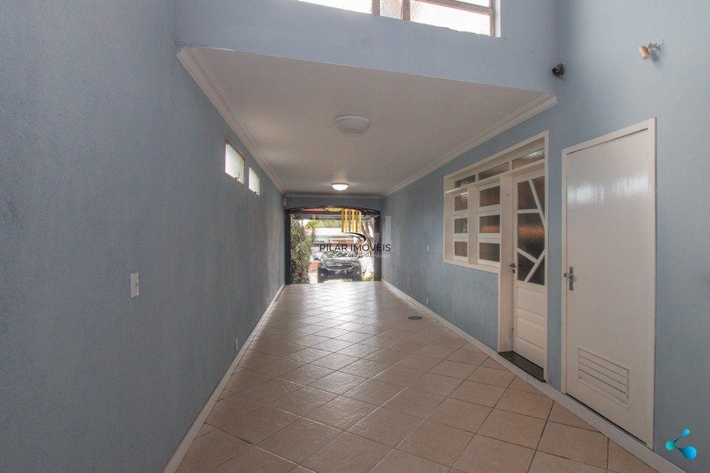 Casa para Venda - 240m², 3 dormitórios, sendo 1 suites, 3 vagas - Partenon