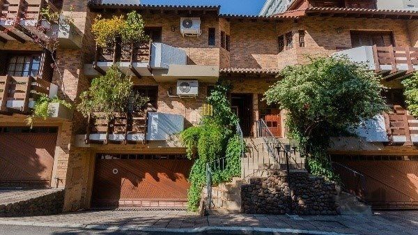 Vende-se ampla casa em condomínio com 3 quartos, suite master, sacada, perto da Encol - 292m² - Bela Vista