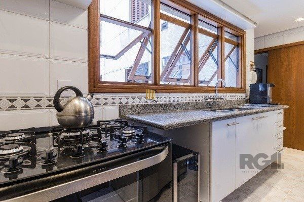 Vende-se luxuoso apartamento 3 quartos com suíte, 2 vagas, lareira, churrasqueira, próximo da encol - 133m² - Bela Vista