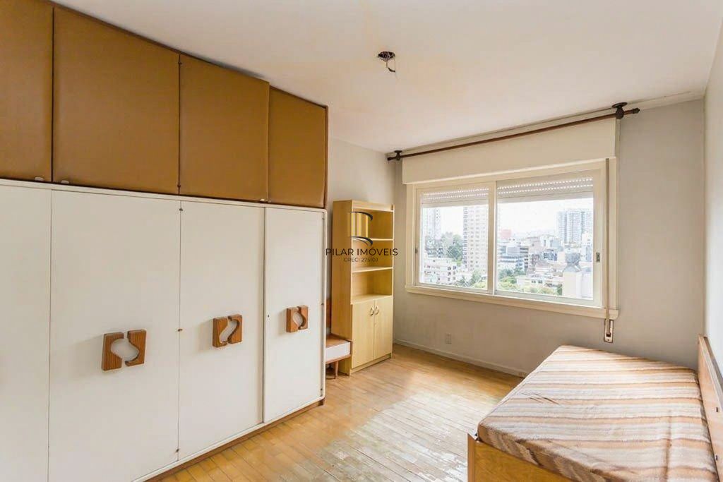 Vende-se ampla cobertura com 3 quartos (1 suíte), 283m² e 2 vagas - Petrópolis